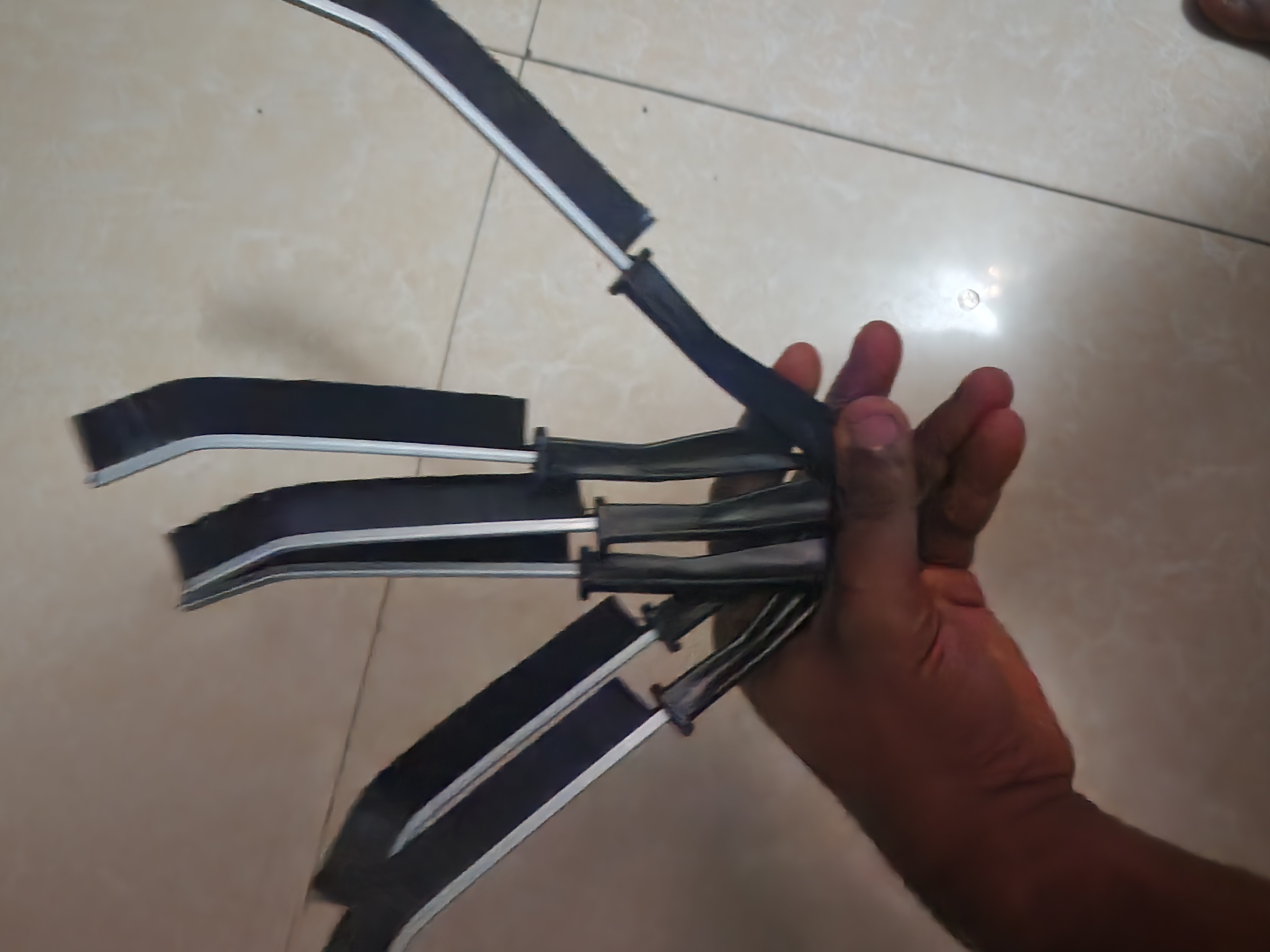 Crevice cleaning brushes